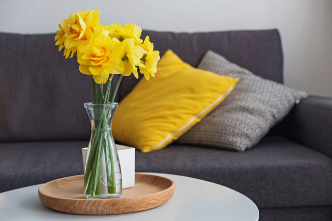 A vase of daffodils on a table