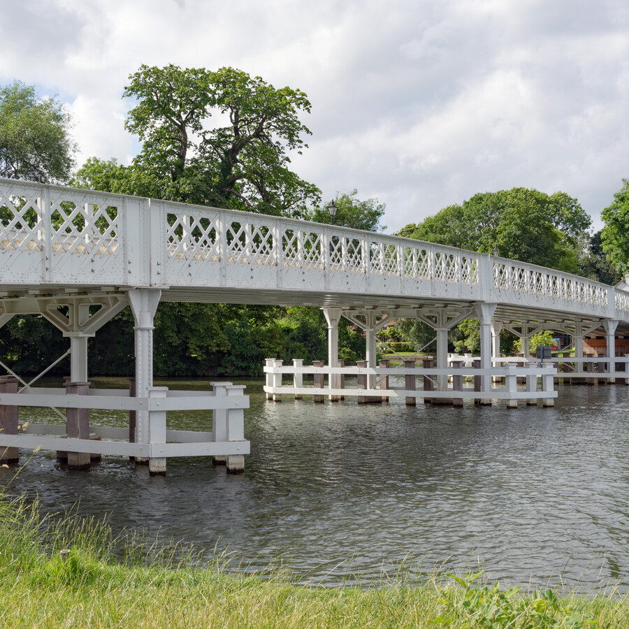 Whitchurch Bridge over the River Thames at Pangbourne