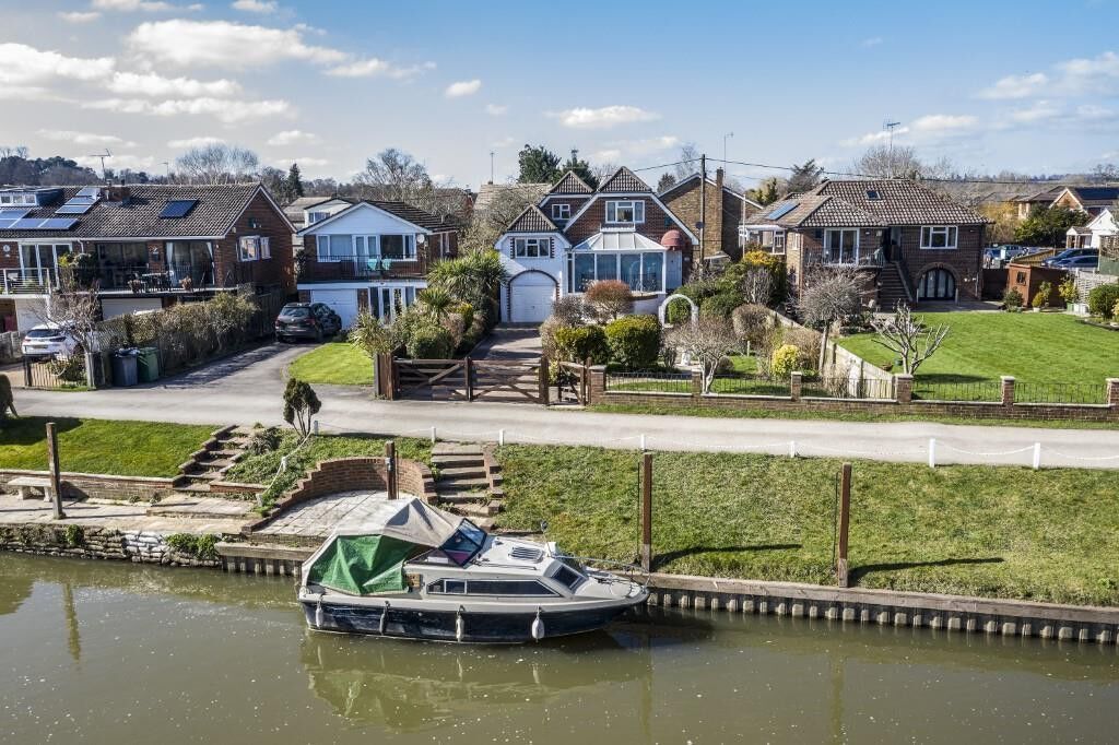 4 bedroom detached house for sale River Gardens, Purley On Thames, RG8, main image