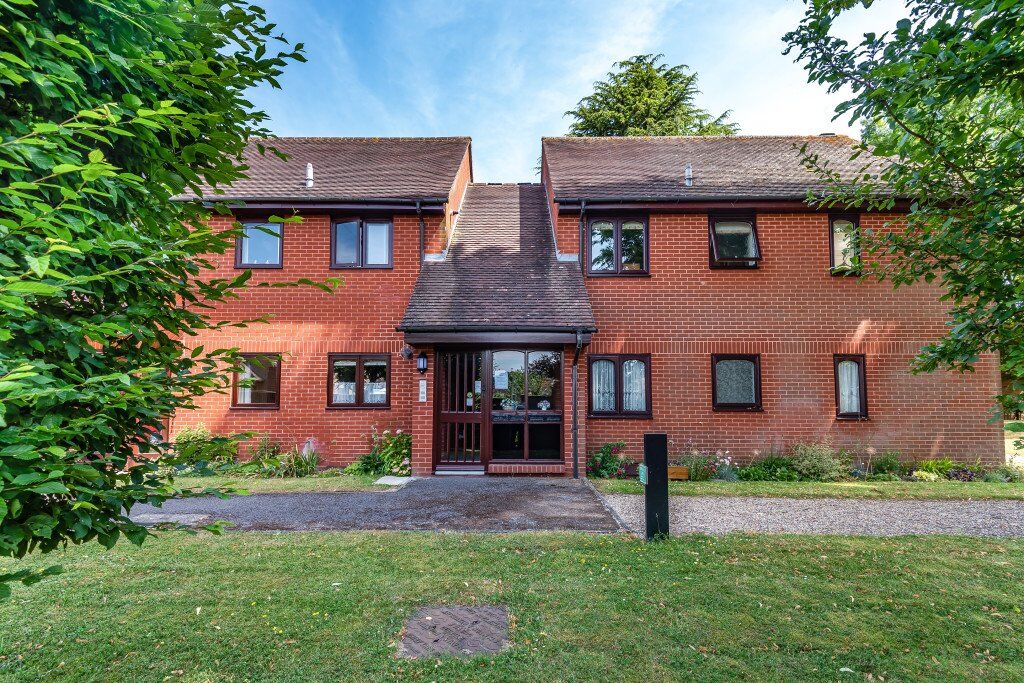 2 bedroom  flat for sale Essex Way, Sonning Common, RG4, main image