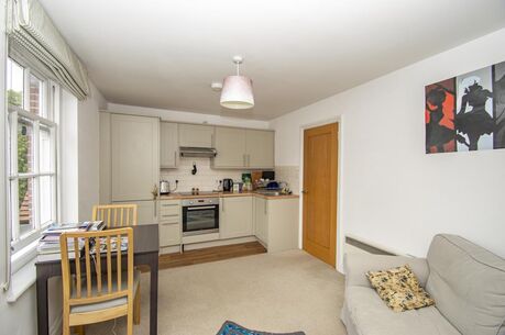 2 bedroom  flat to rent, Available from 06/10/2023