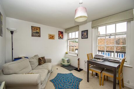 2 bedroom  flat to rent, Available from 06/10/2023